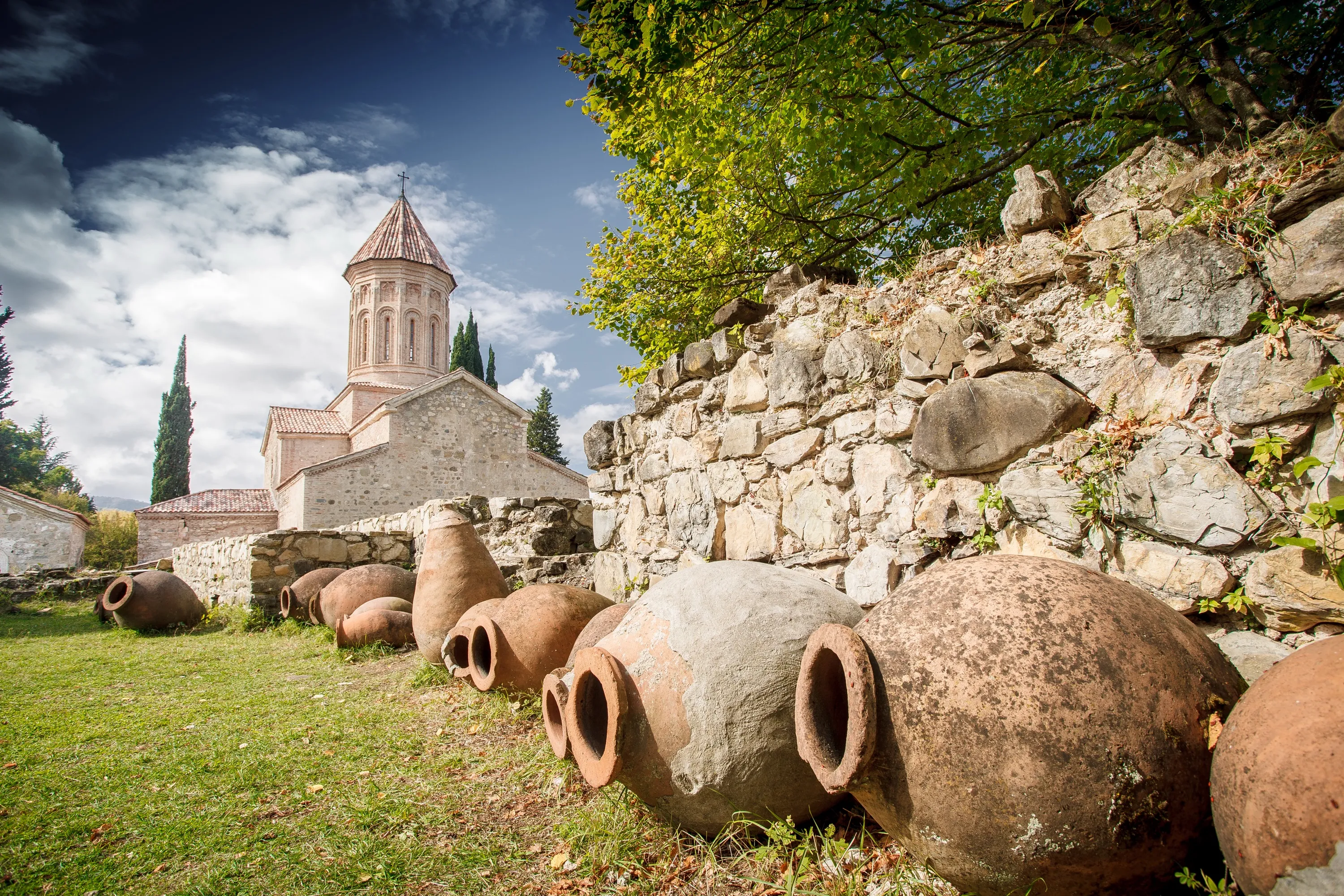 Qvevris, jarres traditionnelles en terre cuite pour la vinification géorgienne